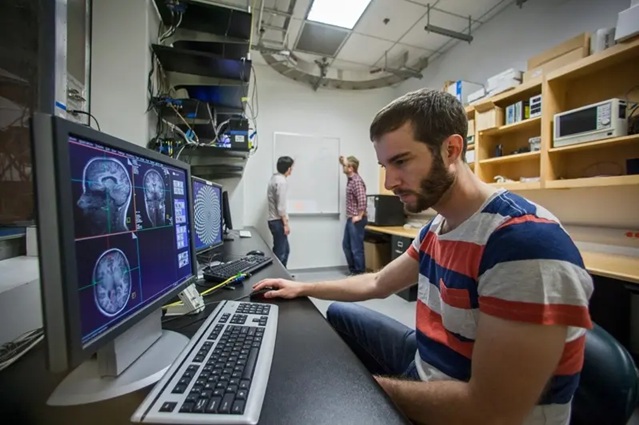 图为Caltech学生在实验室参与研究课题.jpg