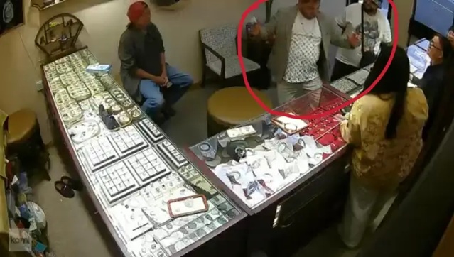 两名盗贼自称是意大利游客，在众目睽睽下偷走珠宝.jpg