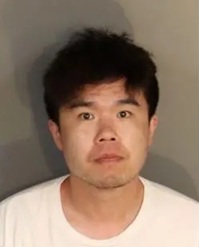 亚凯迪亚市男子欧子全（Ziquan Ou，音译），涉嫌冒充国税局（IRS）官员，从一名受害者手中骗走约2万美元.jpg