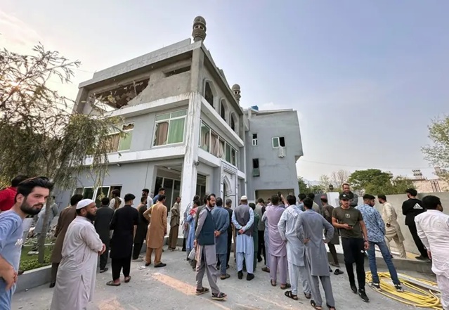 7日在巴控喀什米尔地区科特利(Kotli)，人们聚集在遭到印度空袭而受损的一栋受损建筑物外.jpg
