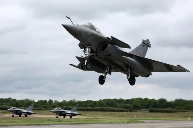 图为法制「飙风」（Rafale）战机数据照.jpg