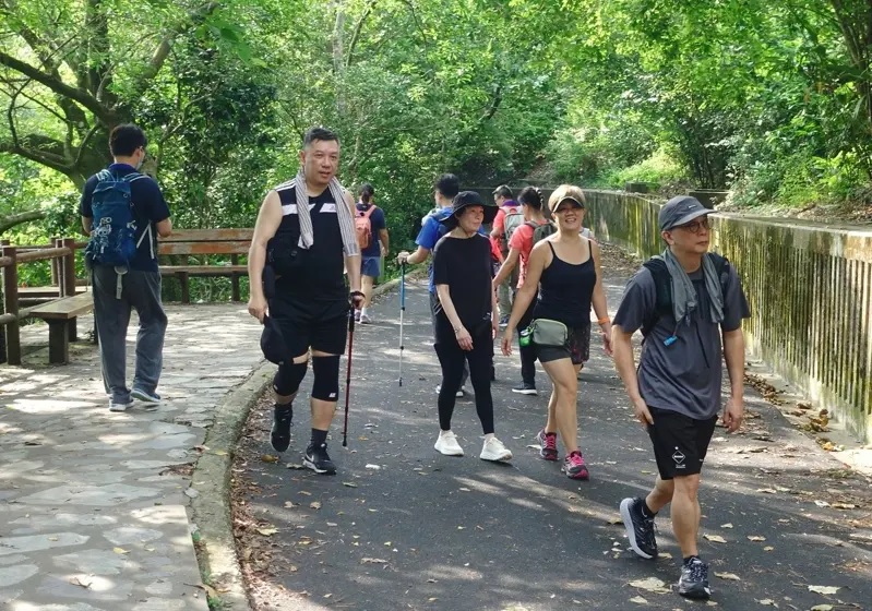 香港近年兴起登山热，每到节假日都有众多山友到各郊野公园郊游登山.jpg