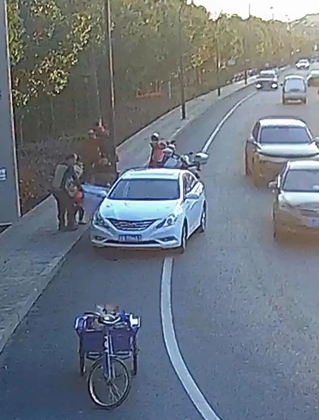 龚先生停车救晕倒路人，结果救的是自己的妻子.jpg