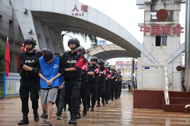 2023年10月中国公安部在云南接手从东南亚移交的中国诈嫌.jpg